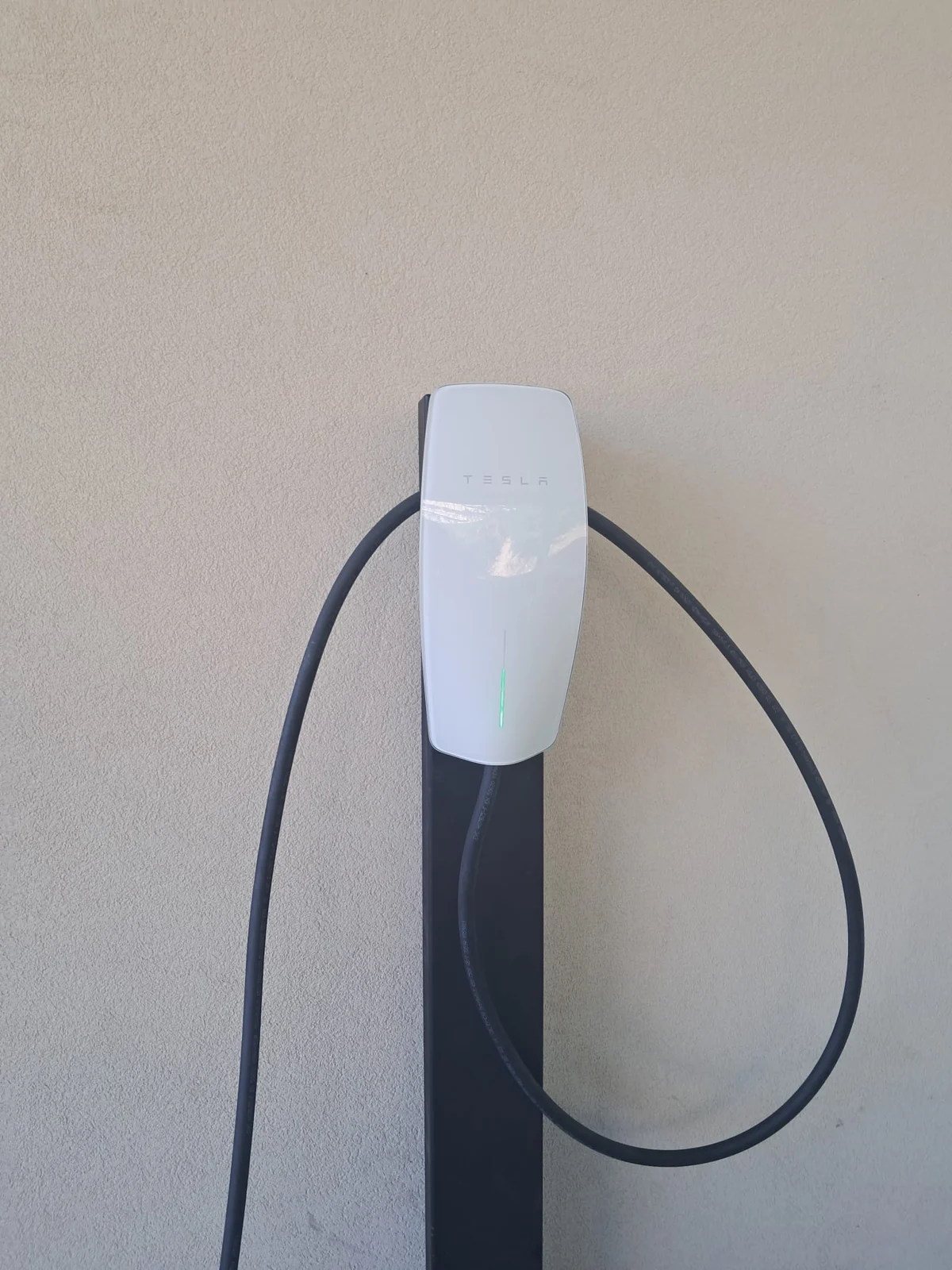 Carregador Tesla instalado junto a uma parede