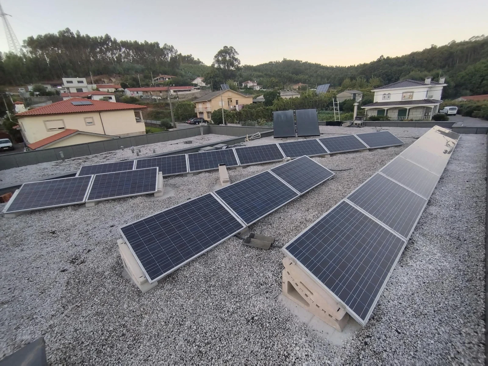 Vista geral da instalação solar numa cobertura plana